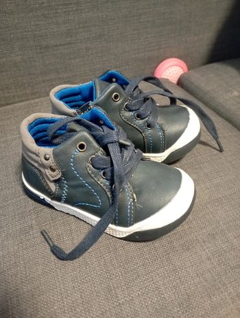 Chaussure neuve petit garçon 23
