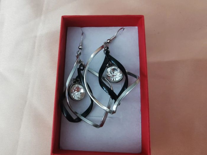 Boucles d'oreilles. Noir. Argenté. - photo numéro 4