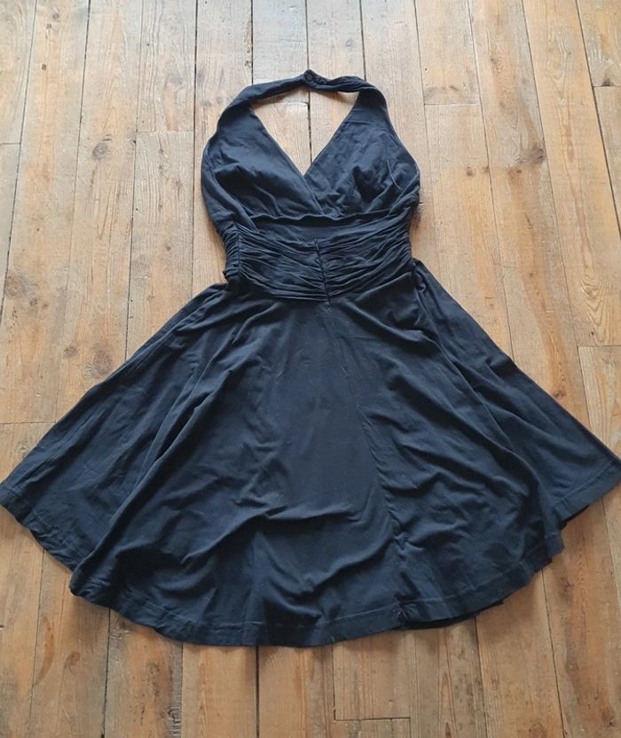 Jolie robe noire dos nu, moulante evasée S