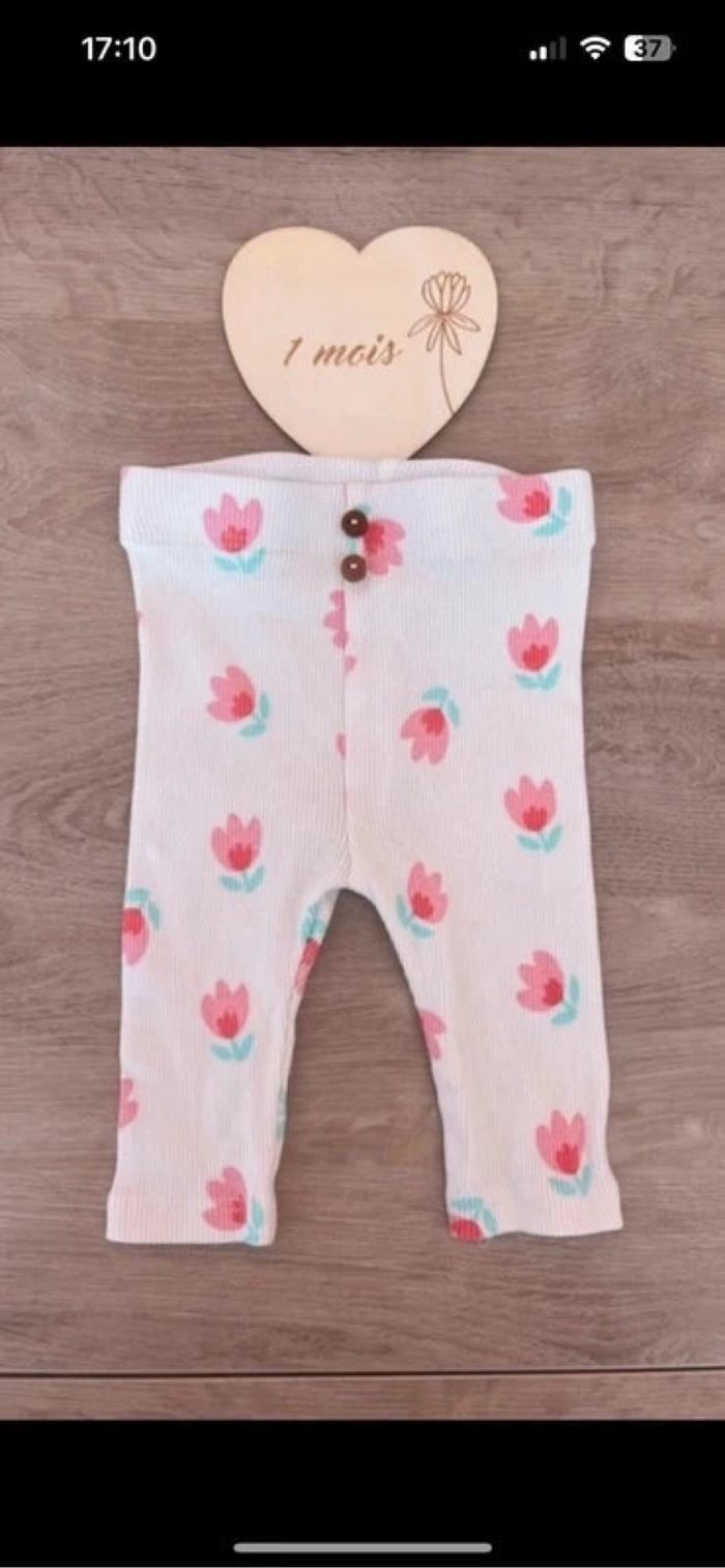 Lot de 3 leggings bébé fille – 1 mois – Kiabi – Côtelé fleuri – Neufs - photo numéro 2