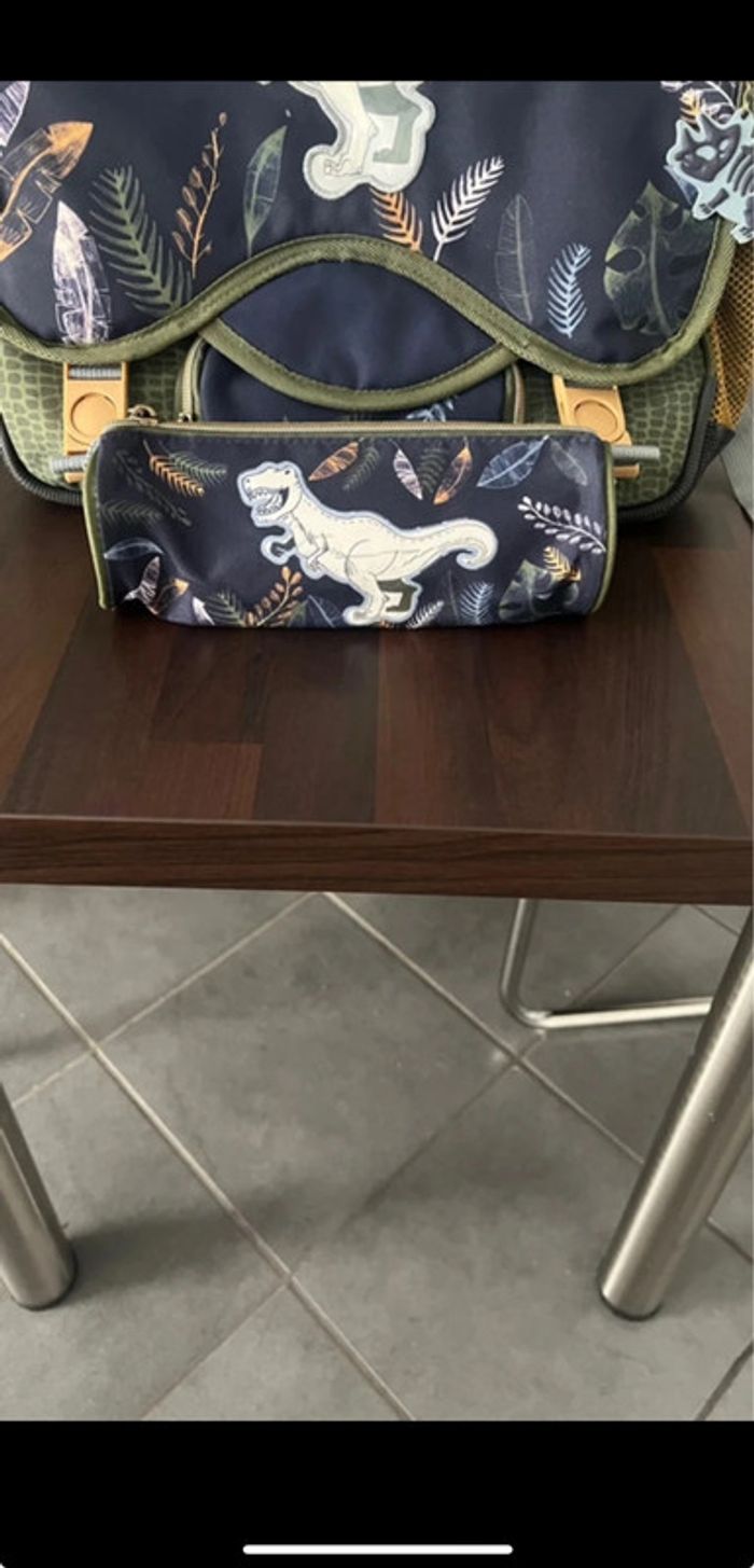 Cartable dinosaure avec trousse assortie en très bonne état taille 36 cm pour cp/cel Auchan - photo numéro 3