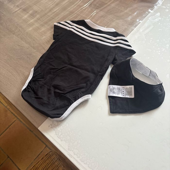 Bodie adidas avec bavoir 3 à 6 mois - photo numéro 2