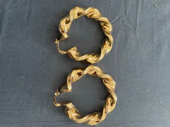 Boucles d’oreilles créoles torsadées dorées – avec pochette