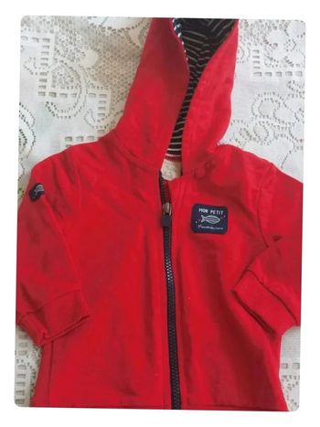 Gilet à capuche rouge -  chaud et confortable, Boîte à Malice, en très bon état, taille 6 mois