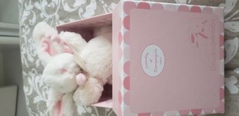 Peluche lapin rose doudou et compagnie dans sa boîte d'origine