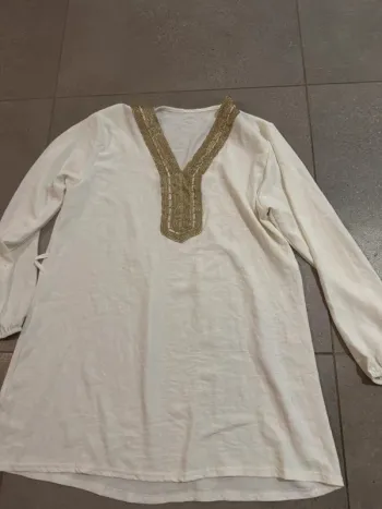 Tunique blanche, bon état mais il y a des traces à l'arrière, taille L