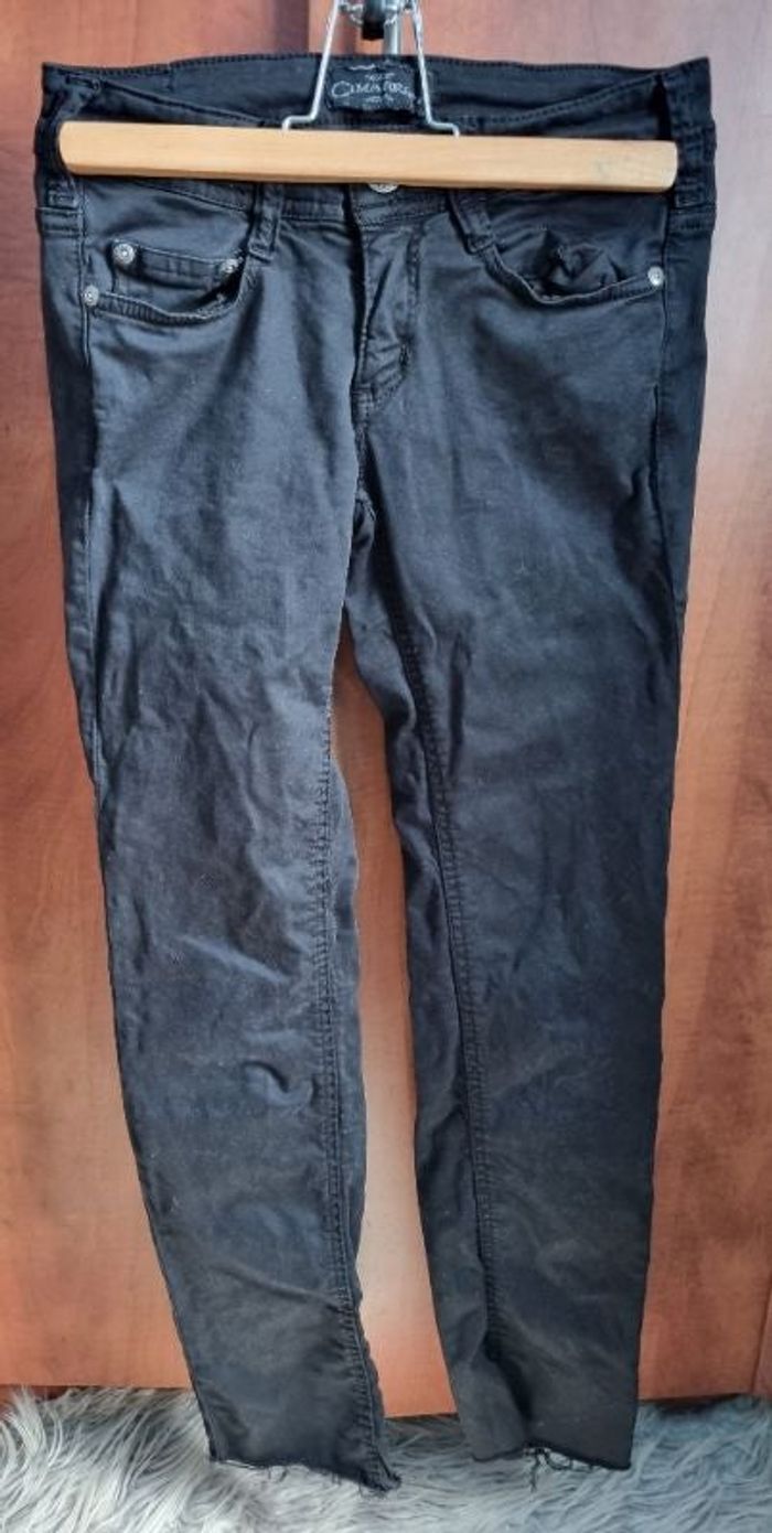 Jean noir effet usé aux chevilles taille 25 (34 FR)