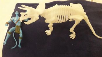 Squelette dinosaure et figurine d avatar