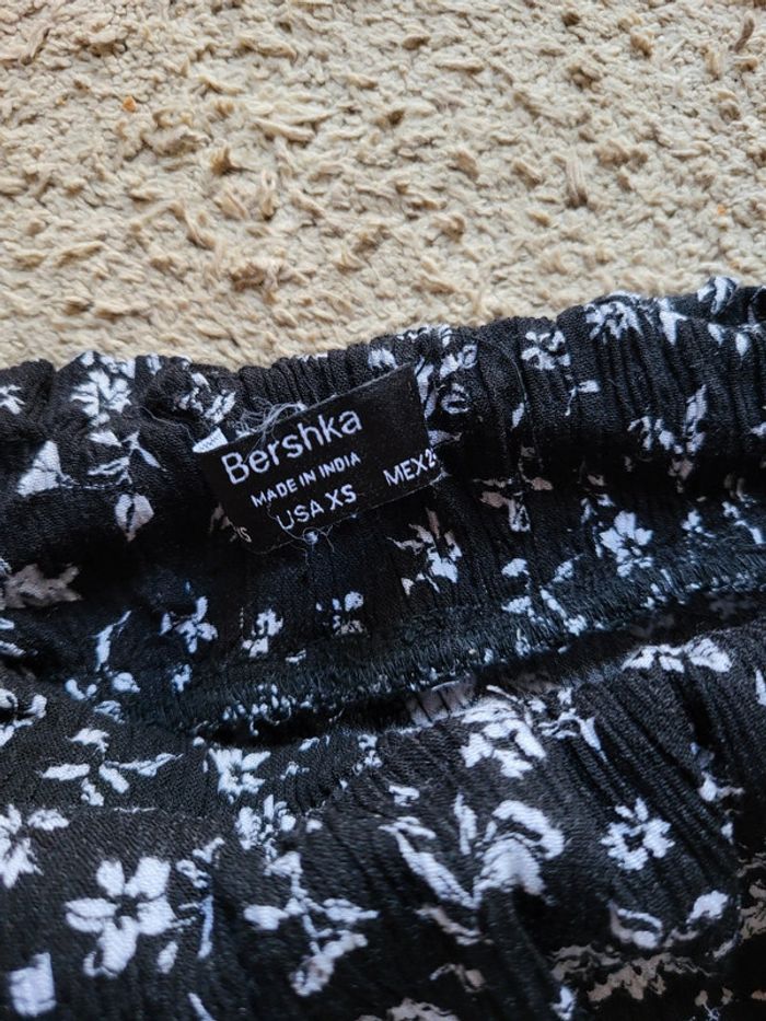 Pantalon fluide et fleuri avec fente sur les côtés Bershka - photo numéro 5
