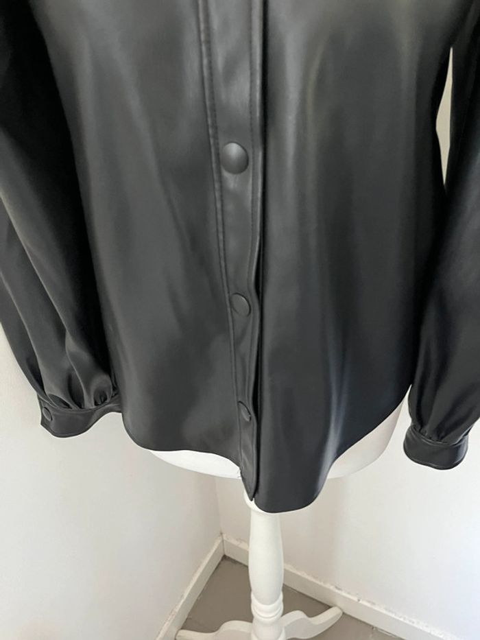 Chemisier en simili cuir noir Zara XS - photo numéro 2