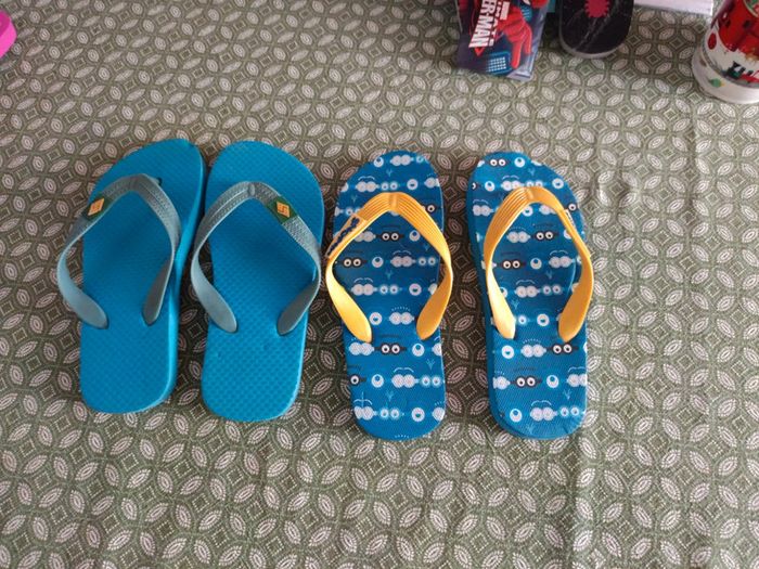 Paires de claquettes neuves taille 30/31