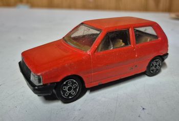 Voiture miniature bburago 4119  fiat uno rouge 1/43