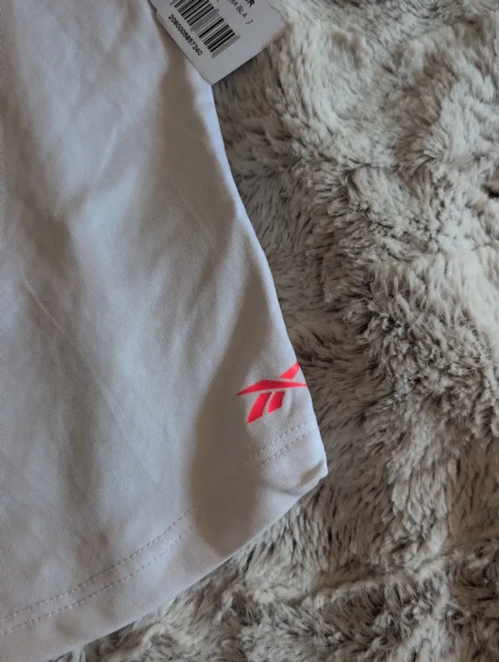 T-shirt fille. 8 ans. Reebok. Neuf - photo numéro 4