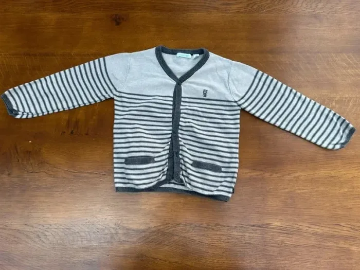 Gilet gris et beige rayé obaibi 3 ans