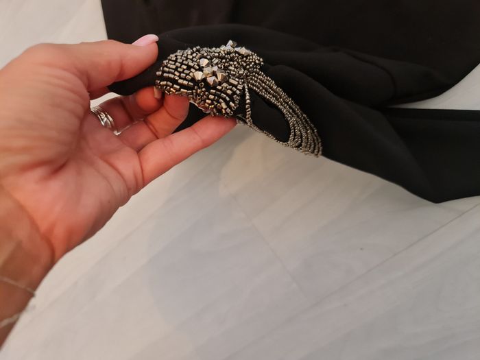 Robe noire avec bijoux sur les épaules Fabriqué en Italie Taille 36 - photo numéro 10