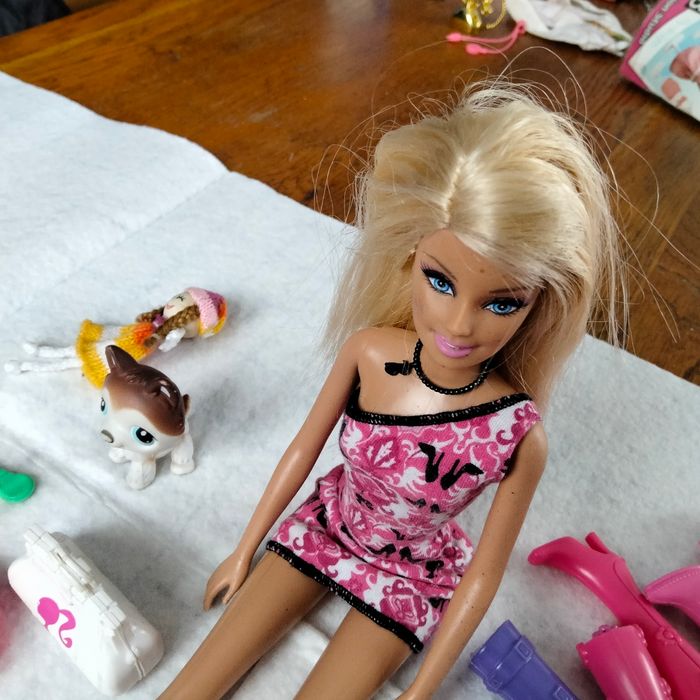 Poupée Barbie avec objet