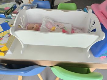 Lit / Berceau de poupée à bascule avec poupée / bébé / poupon et accessoires
Matière du lit : en bois