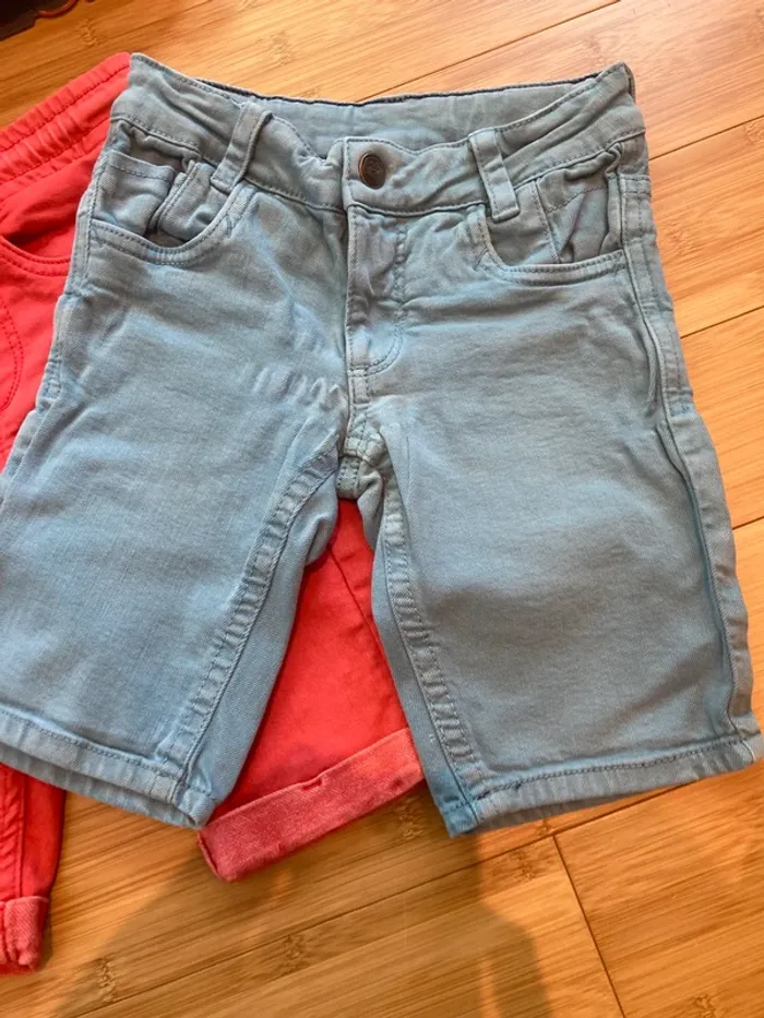 7 ans - Set de 2 shorts 1 rouge vif et 1 turquoise - taille correctement selon l'annonce - photo numéro 2