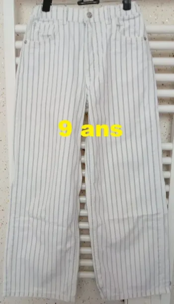Jeans blanc rayé bleu clair Zara Taille 9 ans