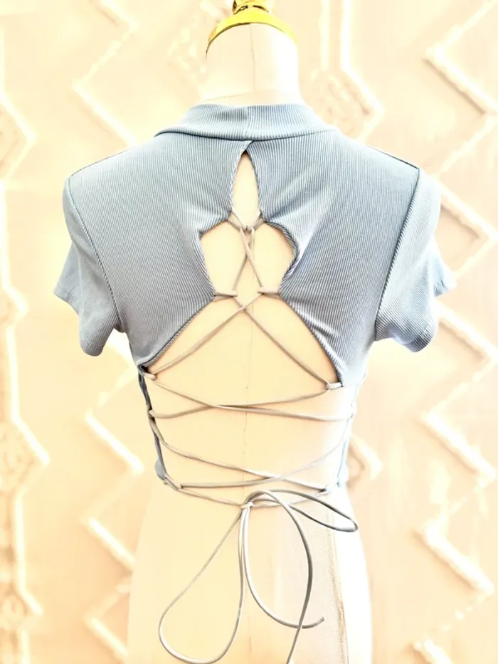 Haut vintage bleu clair côtelé made in Italy, dos lacé papillon, taille S/M, style Y2K