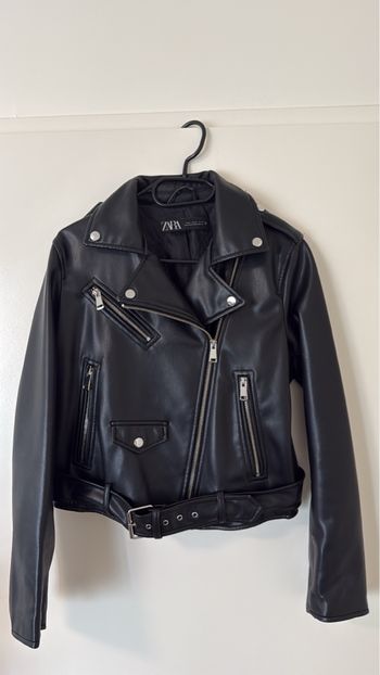 Veste en cuir noir Zara  Coupe tendance  Très bon état