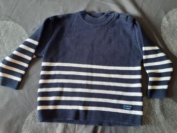Pull bleu marine rayé blanc