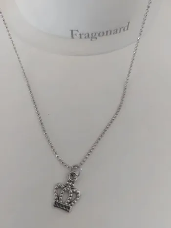 Collier pendentif couronne