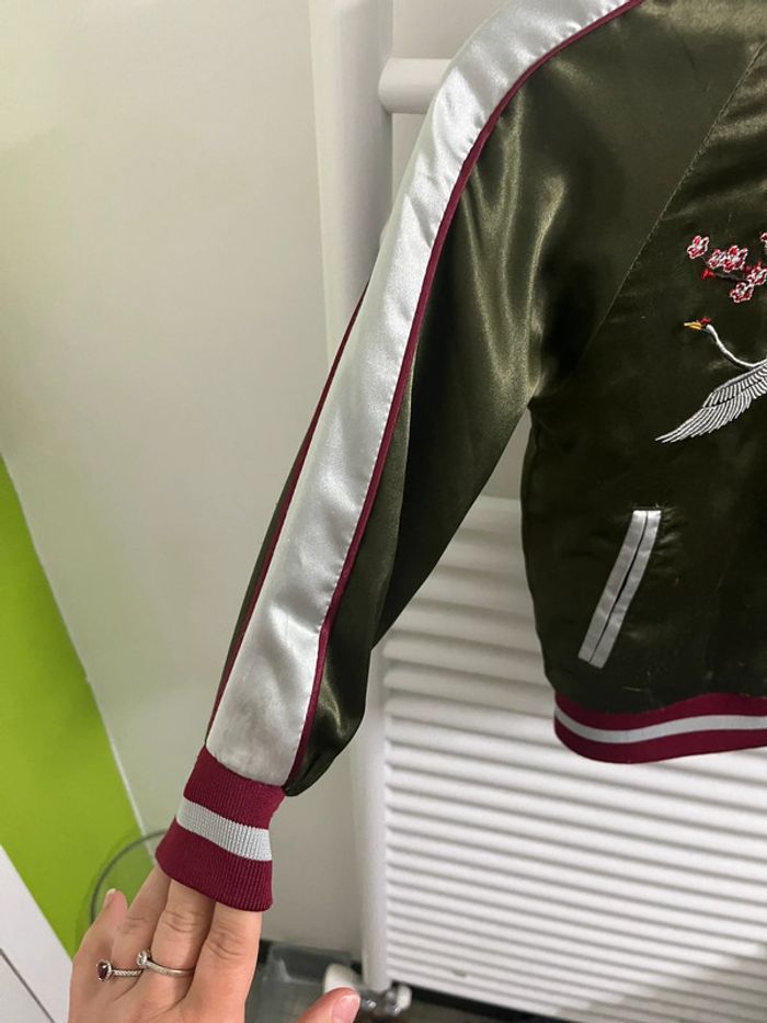 Bomber satin vert kaki avec dessin brodé - photo numéro 5