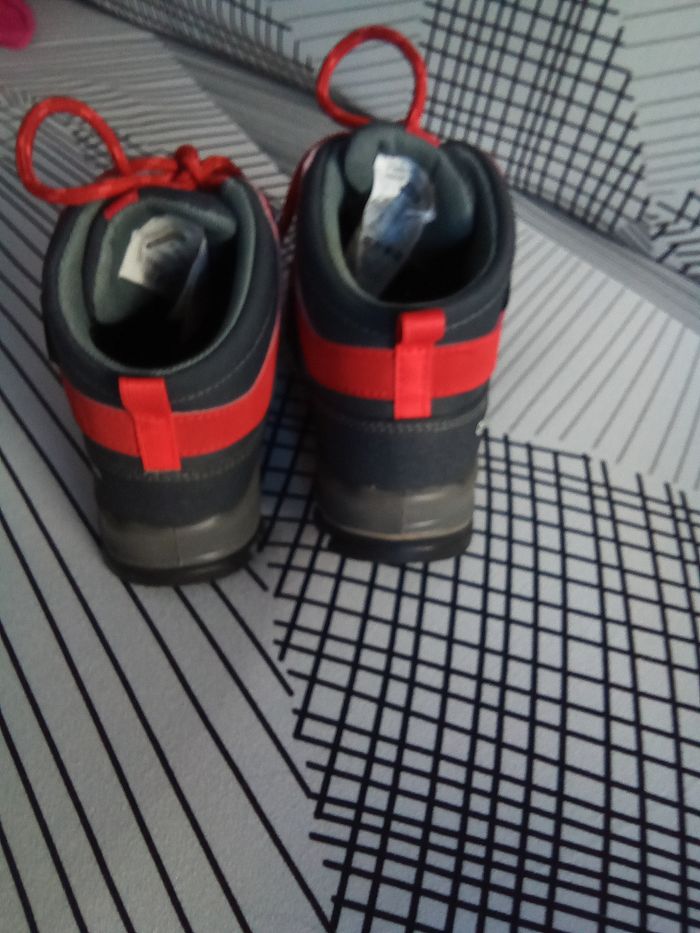 Chaussures randonnée T 32 Decathlon - photo numéro 3