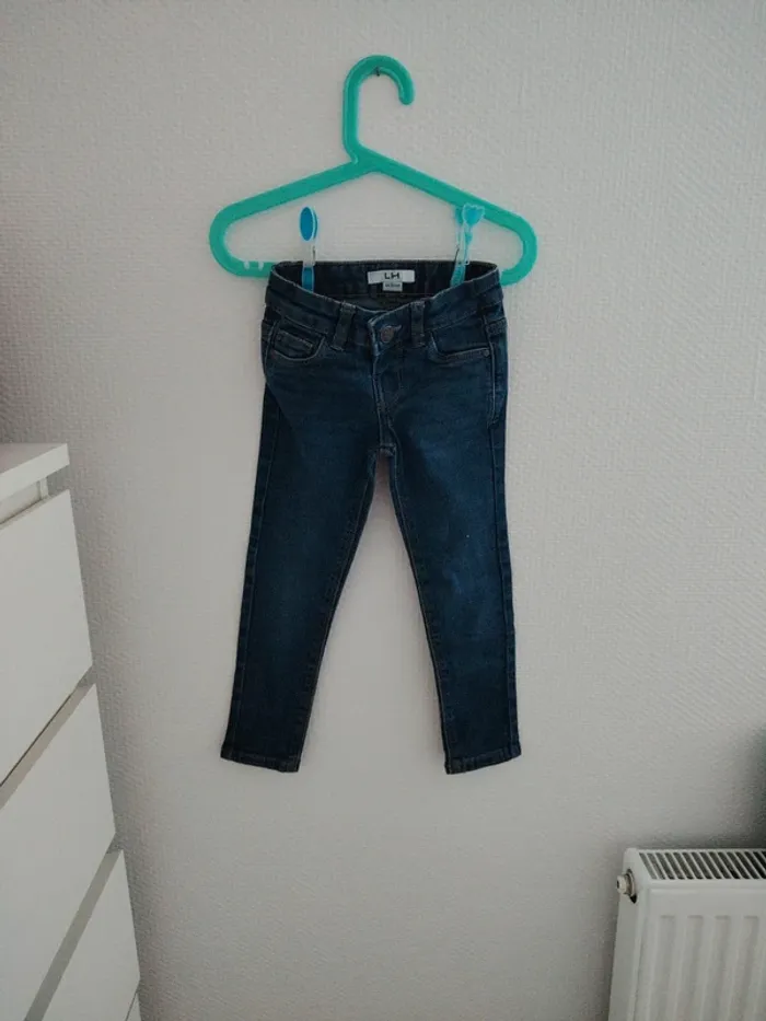 Jeans neuf taille 4 ans