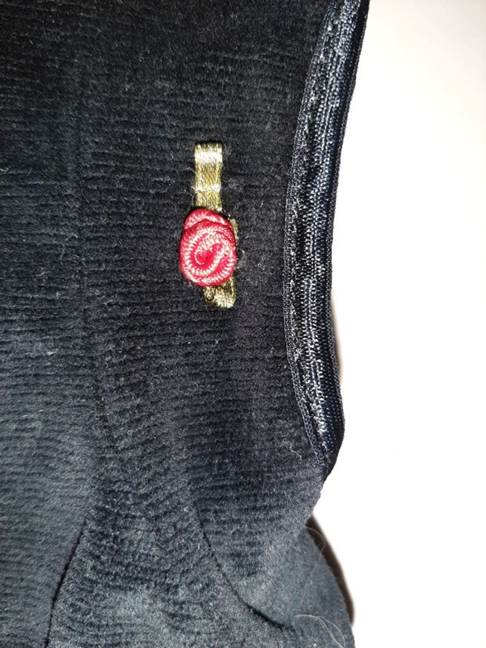 Ensemble velours ras noir et broderie rose rouge .taille 10 ans - photo numéro 3