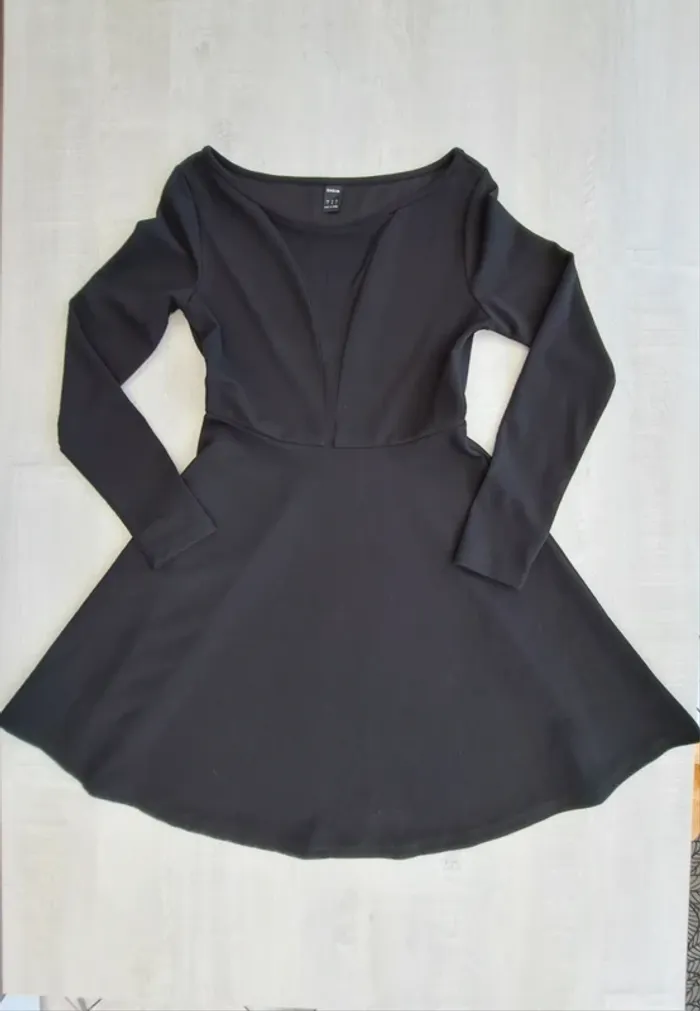 Robe noire Shein - patineuse - taille 36 - décolleté en V plongeant transparent