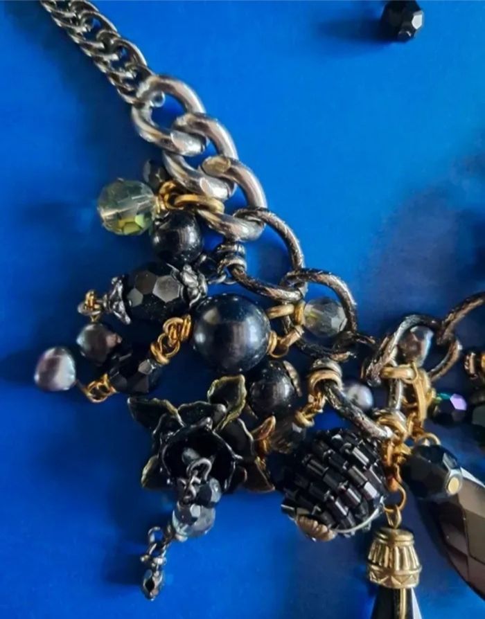 Collier fantaisie court NEUF avec breloques et pendentif - photo numéro 10