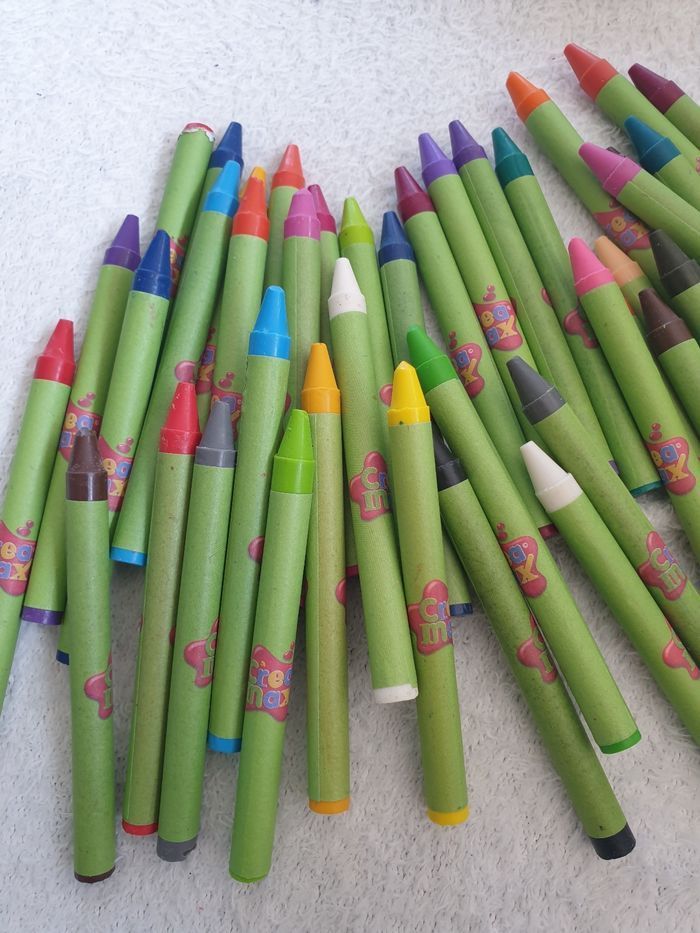 Ensemble de 40 crayons gras environ - photo numéro 3