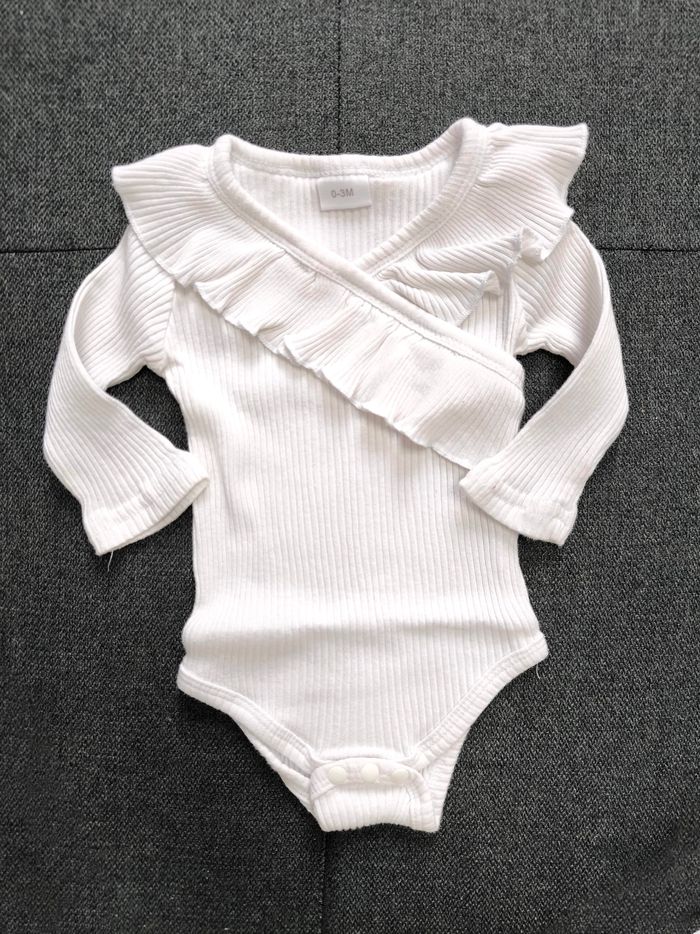 Lot bodies 1 mois - photo numéro 5