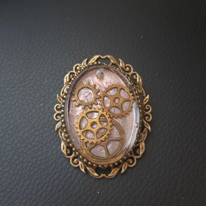 Broche style industrielle résine