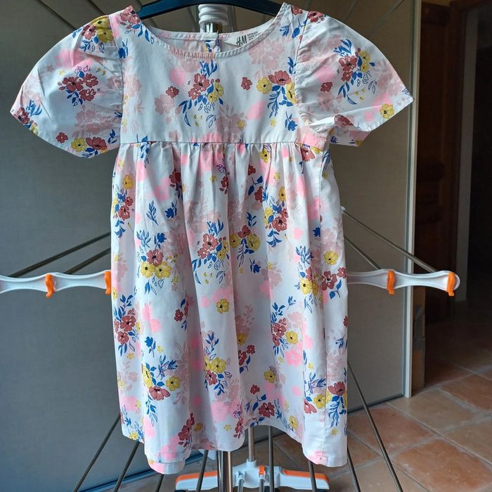 Jolie Robe H&M à fleurs 3 ans. - photo numéro 2