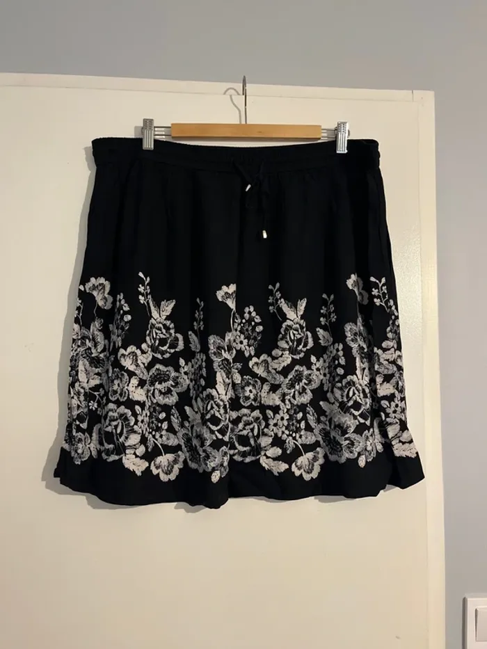 Jupe noire à fleurs