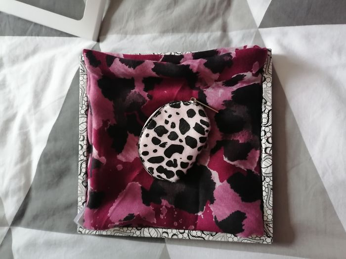 Coffret élégant : foulard aux imprimés colorés + porte-monnaie effet animalier - NEUF - La City - photo numéro 3