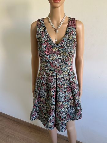 Robe imprimée fleurie sans manches Naf Naf taille 36 jamais portée 