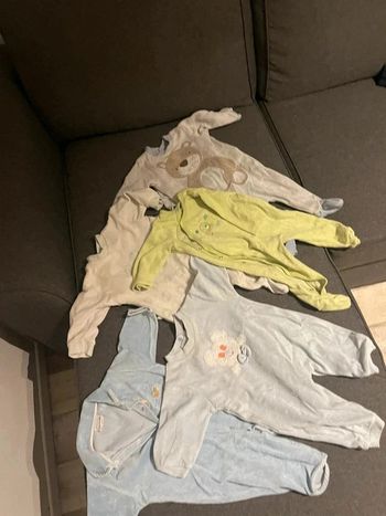 Lot de Pyjama 6 mois en très bonne état