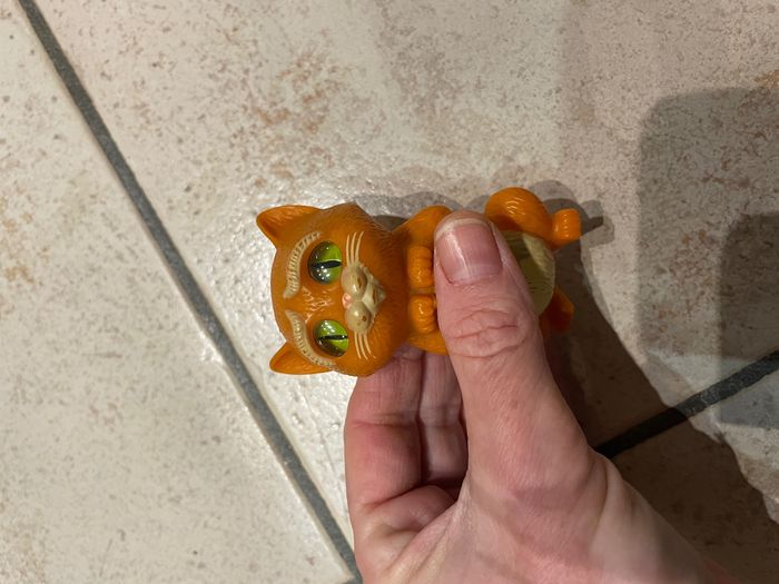 Petite figurine chat potté (yeux animés) McDonald 2011 - photo numéro 2