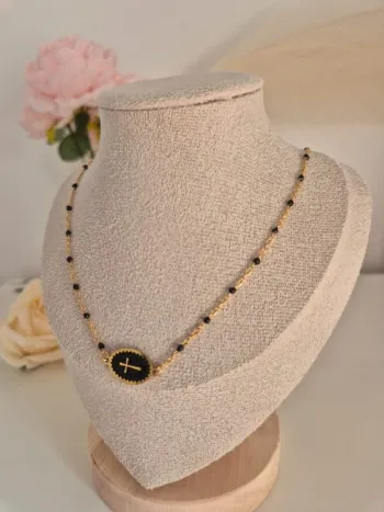 Collier style gigi dorée en acier inoxydable
🌸 perles résines noires avec médaille croix