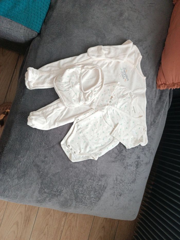 Ensemble pyjama et bodie et bavoir