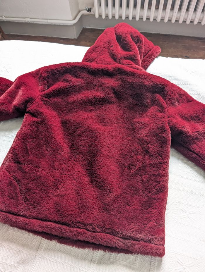 Blouson capuche imitation fourrure rouge Kiabi forme un peu bomber - photo numéro 5