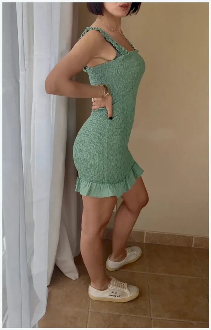 Robe Zara froncée vert pastel taille S parfait état - photo numéro 2