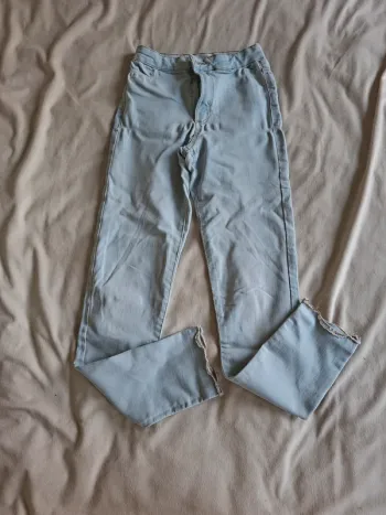 jeans bleu clair marque Zara taille 11/12 ans, en très bon état