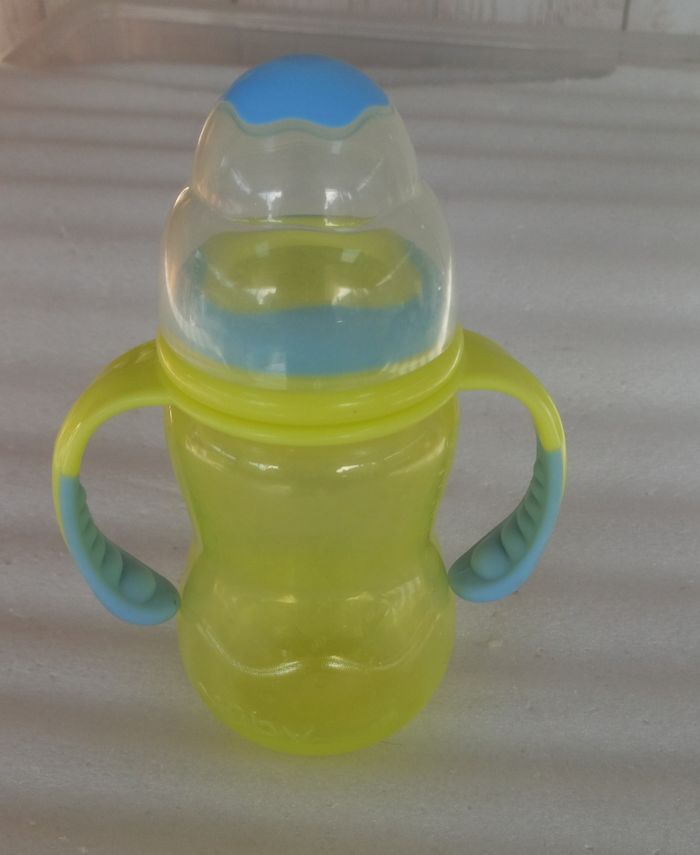 Petit biberon à anses