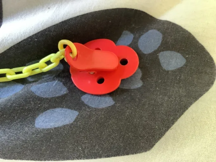 Attache sucette / accroche sucette coccinelle jaune et rouge - photo numéro 3