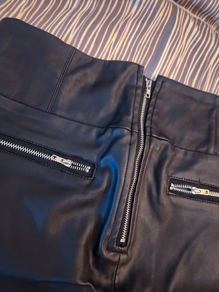 Jupe simili cuir neuve - photo numéro 2